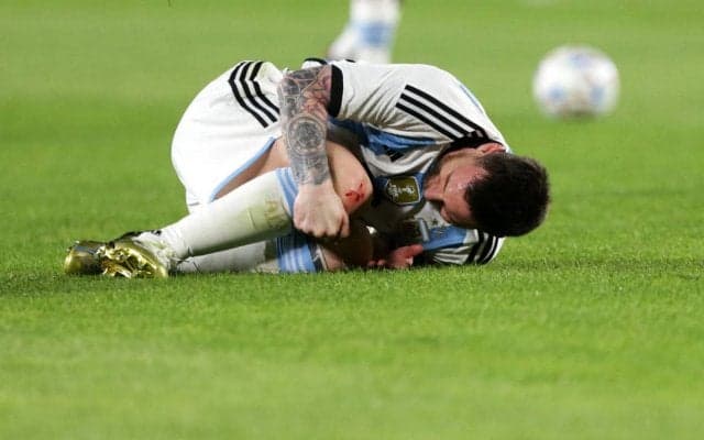 アルゼンチン国民がヒヤリ…凱旋メッシが2人から同時にスライディング浴びて出血するアクシデント「親善試合じゃないのか？」の声も