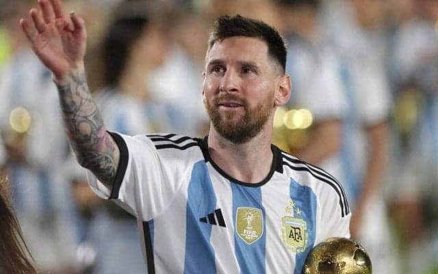 凱旋メッシが母国大観衆の前でW杯リフトアップ！タイトパンツの妻ロクソさんや子供たちも揃ってピッチに