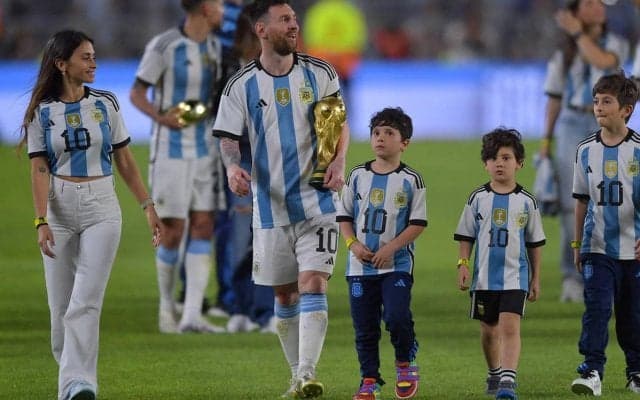 「完全に女神」「神の妻」メッシ妻、アントネラ・ロクソさんが街中で映えるヨガウェア姿披露し大反響