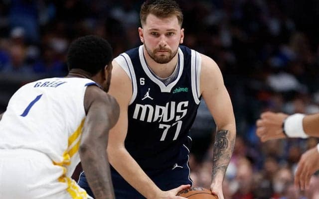 審判に向けて紙幣を数えるジェスチャーを見せたドンチッチ…リーグは約460万円の罰金を科す