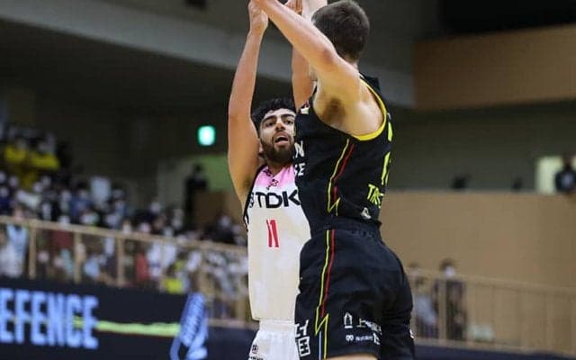 試合を通して猛攻を仕掛けた秋田が群馬に快勝…ケレム・カンターが30得点超のダブルダブル