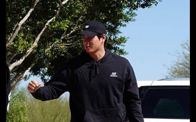 【MLB】大谷翔平の“首元”に大注目「誰が結んでいるの？」　警備員には“ほっこり神対応”