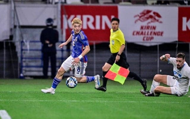 「新しいジャニーズのグループかと思いました」堂安律が日本代表5選手での「お花見ショット」公開！ 東京タワーの前で桜をバックに集合写真！