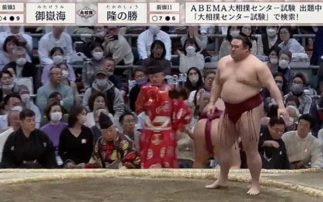 力士が行司に激突で土俵下落下も…「よく倒れなかった」「すんと戻ってきた」スマートに対応する姿に称賛の声
