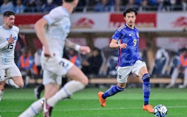 「這いつくばって抗ってボール守ろうとしてた」三笘薫がウルグアイ戦で見せたまさかの「泥臭い姿ピッチレベル目線」が反響！前半44分に見せた「勝利への執念」