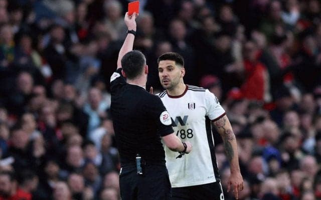 主審小突いて一発レッドのミトロビッチ、ステップアップにも影響？　「チャンスを台無しにしたかも」