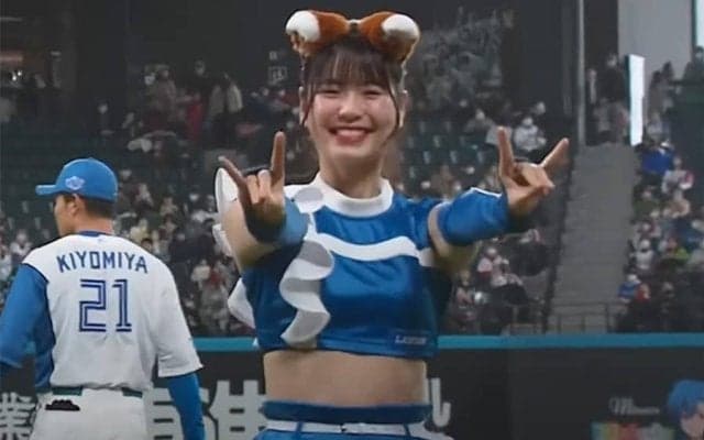“急接近”のチアに相手選手も思わず…　お腹チラ見せのダンスは「笑顔が最強すぎ」