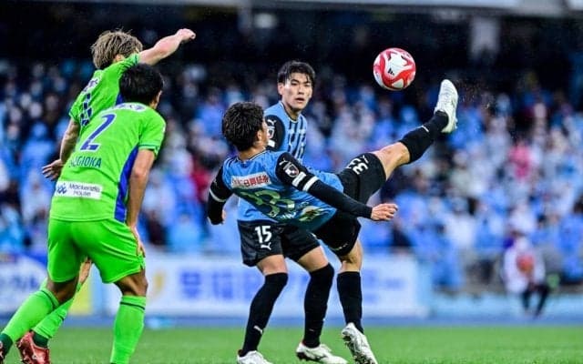 川崎サポーターが湘南戦後に「感謝の横断幕」掲示！ 功労者・庄子春男氏の退任で44字のメッセージ贈る…5戦未勝利の選手へサポーターが見せた姿がチームの強さと結束力を改めて示す