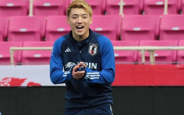 本田圭佑を彷彿！堂安律の金髪×スーツ×サングラス姿が反響「ギラギラ感」「かっこよさがダダ漏れ」