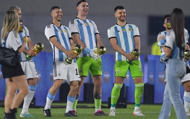 アルゼンチン代表の妻たちにまで“股間パフォーマンス”が波及！W杯トロフィーのレプリカ用いて完全再現