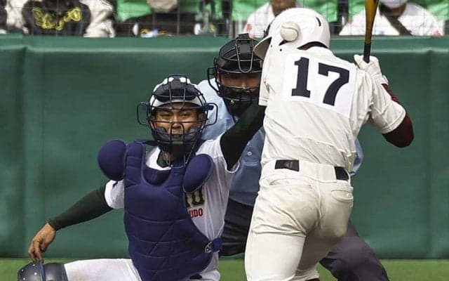 頭部死球も“志願の続投”　甲子園騒然も…フェイスガードは「すごく大きい」