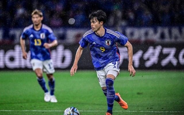 「あの持ち方されたら絶対相手が飛び込めない」Jリーグ公式が公開した三笘薫の「絶品ドリブル動画集」に大絶賛！ 超テクを生かしたストライカーの存在感に注目の声も