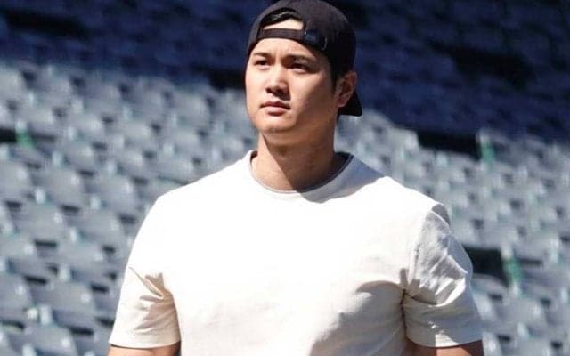 【MLB】大谷翔平は「ナチュラルイケメン」　白T姿での登場に「腕が太すぎて、顔が小さい」