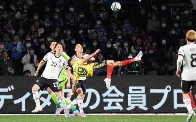 「キャプテン翼に扮した」「夢のゴールだ」日本代表を沈めたコロンビアFWの衝撃オーバーヘッドに世界が注目