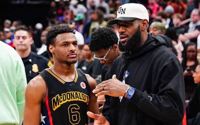 父レブロンの出場から20年…ブロニーがマクドナルド・オールアメリカンで豪快ダンクや3Pを披露