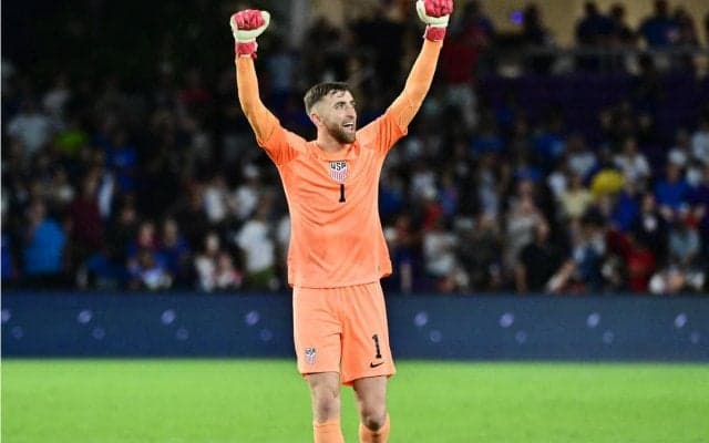 アメリカ代表GKターナーが試合後にサプライズ！赤ちゃんの性別発表で選手・ファンから盛大な祝福受ける