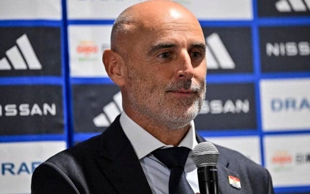 「かっこよすぎやろ」横浜FM監督の「マフィア姿」が公式によって公開される！ タバコをくわえた難しい顔に、「ボス味がすごい…！」「違和感無さすぎ」の声