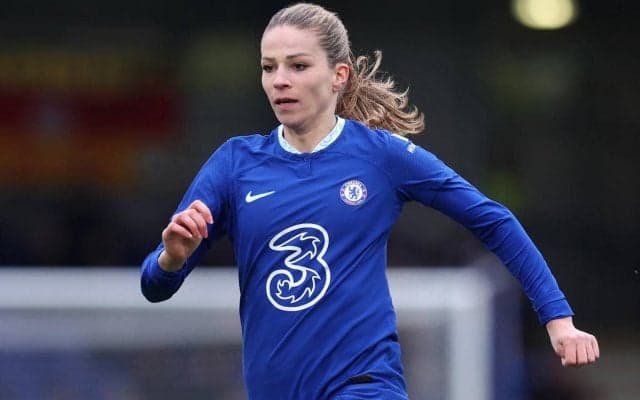 チェルシー女子のMFが顔面流血で途中交代…試合中のアクシデントに英紙戦慄「血まみれのメル！」