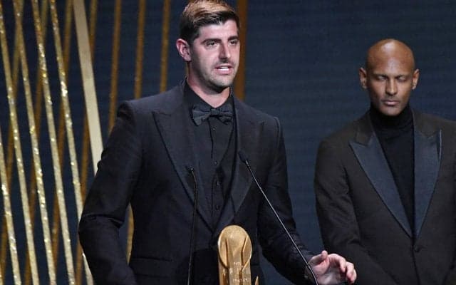 「パーフェクト」「文句のつけようがない」178cmのモデル妻と199cmのクルトワの2ショットが話題！雑誌の表紙も飾る「みんなが夢見る姿」