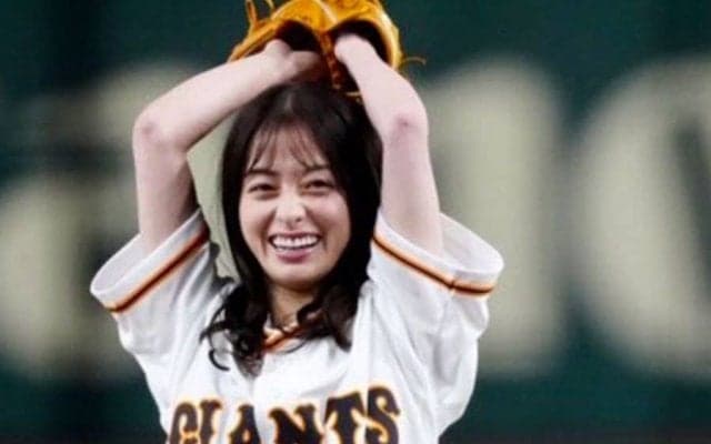 橋本環奈さんが「どのタイミングでも可愛い」　ショーパンのハニカミ投球でファン悩殺