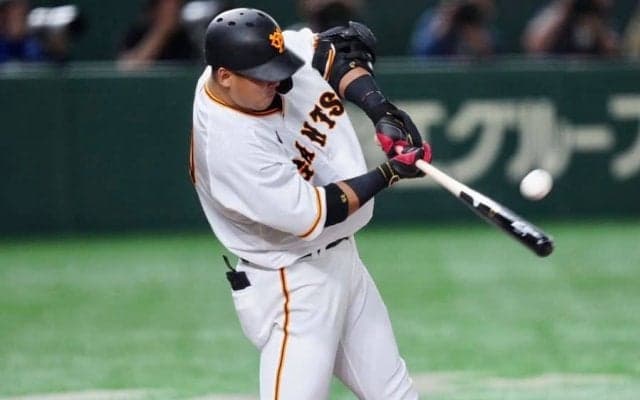 投手は膝つき唖然…中田翔の“滞空時間”6秒の衝撃弾が「めっちゃ詰まってるのに」