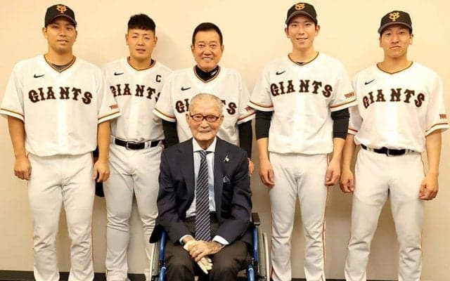 巨人・長嶋茂雄終身名誉監督が元気な姿　巨人開幕戦観戦＆WBC組を激励「本当に感動した」