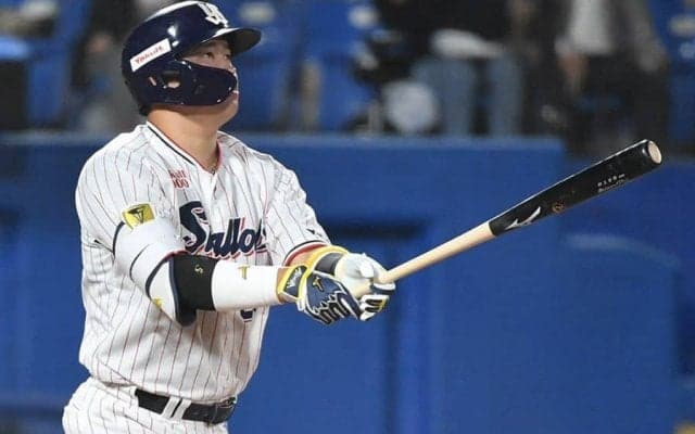 「もうバケモンすぎる」　ボール球を軽々粉砕…村上の“逆方向弾”は「よく入るよな」
