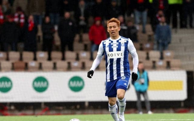 俳優・窪田正孝と日本人サッカー選手の「サウナ旅2ショット」公開に、ファンは「スタイリッシュなメンズですね」！ フィンランドのピッチの上で記念撮影