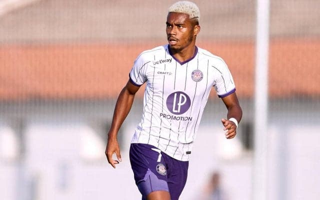 オナイウ阿道が妻との笑顔2ショットでバースデーを祝福、髪型にも注目が