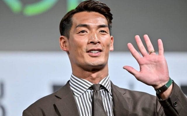 「2人ともスタイルお化け」NEWS小山慶一郎と元日本代表DF槙野智章の「一発ギャグ2ショット」にファンが大絶賛！ 「実は、昔から僕達友人です」と交友明かす