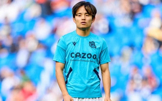 「もぐもぐタイム」「なんて可愛いんだ」移動前の久保建英、ラフな姿にファンが反応「髪切ってスッキリ？」