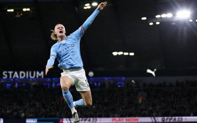 「小さな子供のよう」「愛くるしい」リバプール戦欠場のハーランド、スタンドで仲間のゴールに大はしゃぎ「何よりもシティファンだ」