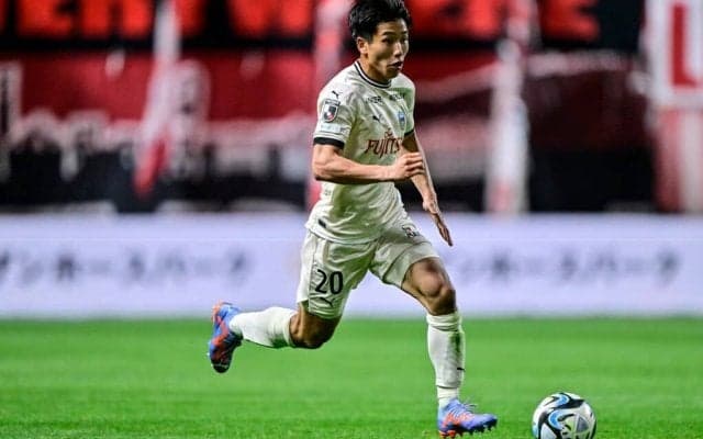 「フロンターレのシン・名物！」川崎FW山田新が“サポーターとの勝利の儀式”で機械不用の「まさかのフィジカルの強さ」見せた！ カシマに続いて札幌ドームも制覇する