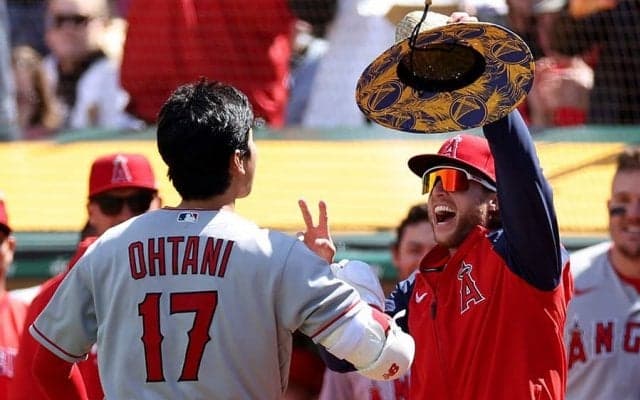 【MLB】なぜHRの大谷翔平にバスケの麦わら帽子？　顔埋もれる…同僚明かす“新儀式”の真相