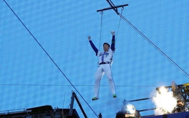 NPB史上初の約150m“超飛行”に成功　DeNA本拠地開幕戦…佐野が高さ30mから舞う