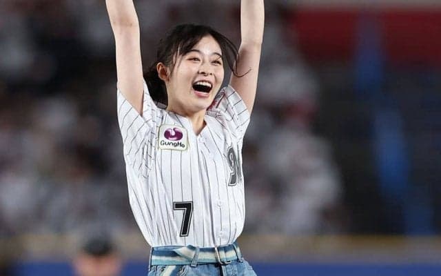 はじける笑顔…森七菜が豪快始球式　まさかの“暴投”も、温かい拍手に「楽しかった」