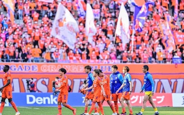 「映画ポスターみたい」J1新潟のペルー出身FWをモデル起用のポスターに「金狼だな」と高評価の声が続々！ 柏戦に向けた”満月と狼の特別ビジュアル”