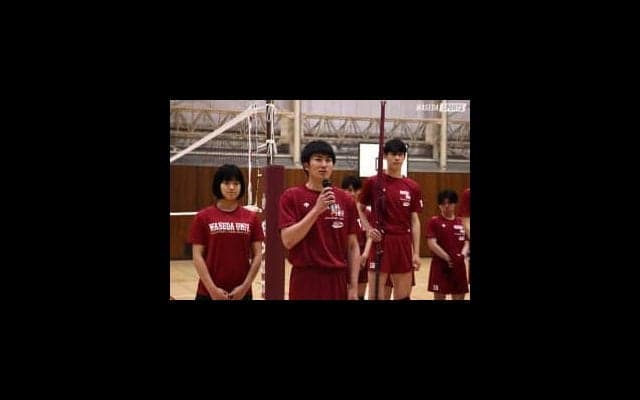 現役激励！　ひとりひとりにユニフォームが手渡される