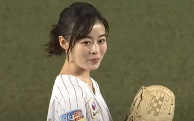 人気女優のダイナミック投球が「世界一かわいい」　豪快足上げに「150キロ出そう」
