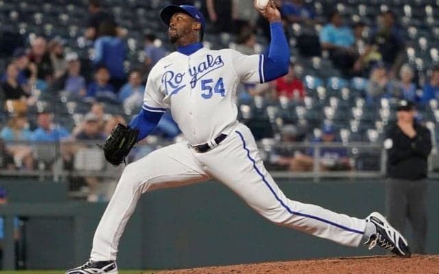 【MLB】「思ったより吹っ飛ばしてる」審判に“大激突”の珍事　寝そべり判定が「おもろすぎ」