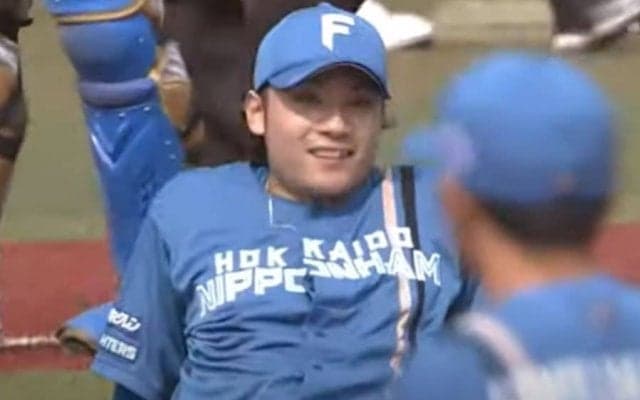 “マウンドゴロリ”の珍プレーは「ロジン不足」　苦笑いの落球が「エンターテイナー！」