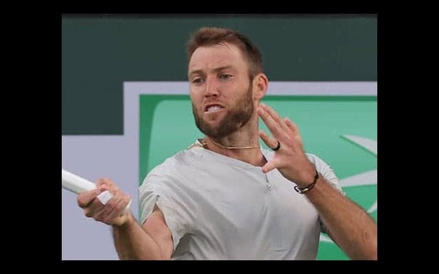 試合中に観客とハグ