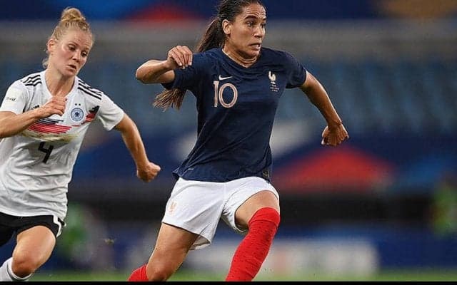 フランス女子代表で初めて子供を伴っての代表参加が実現！　ルナール新監督も歓迎