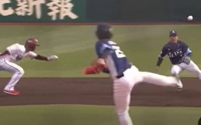 ボールが消える珍事に「何が起きた？」　球場騒然も…まさかの“トリック”に投手は苦笑い