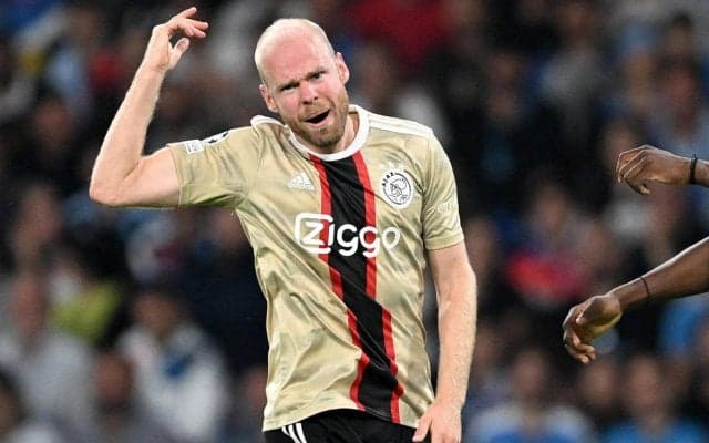 ファンが投げたライターがオランダ代表MFの頭部直撃…流血し主審は試合を即中断、30分後に再開