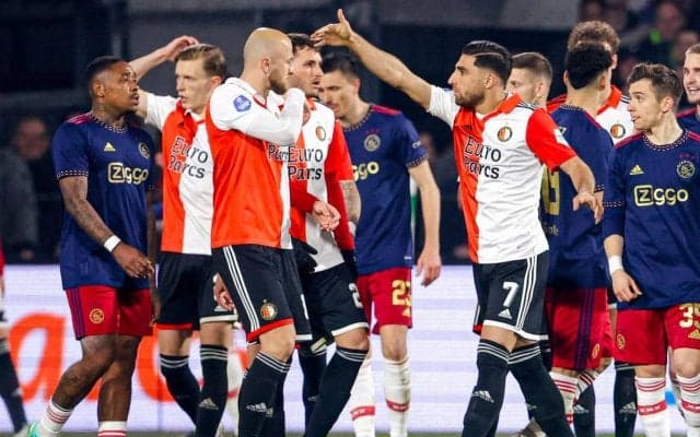 「暴動を起こすためなら近づくな」ライターが頭部に直撃し選手が流血…混沌とするオランダサッカー界、協会が厳しく非難「またもや最低レベルに達した」