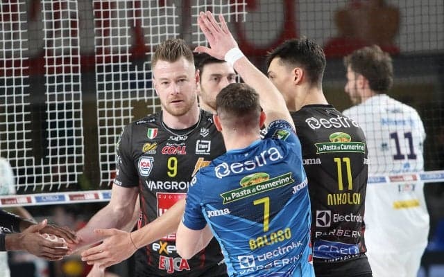 オポジットのザイツェフがサーブレシーブ。スター選手の献身が窮地の昨季王者ルーベを救うか