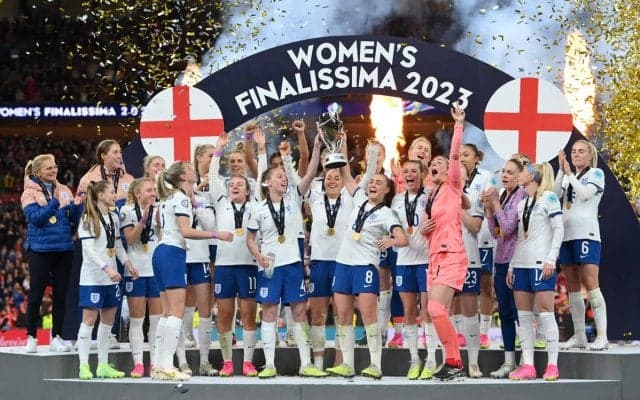 ブラジルが後半ATに奇跡の同点劇も、ユーロ女王のイングランドがPK戦を制し初代女王に輝く《女子フィナリッシマ》