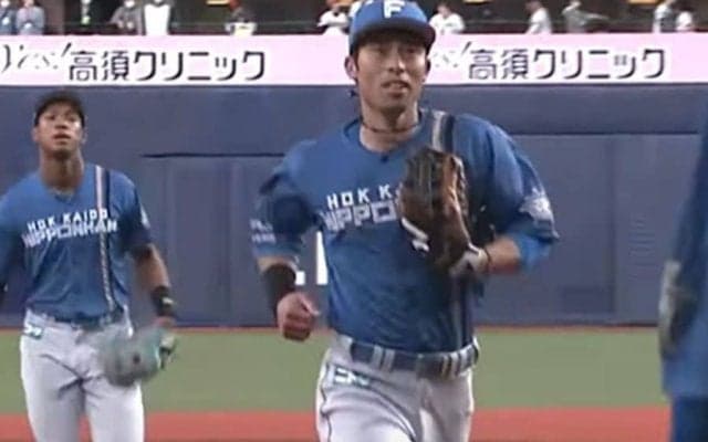 外野激走の“執念キャッチ”が「お化け」　フェンス激突も…平気顔に「魂で応えてる」