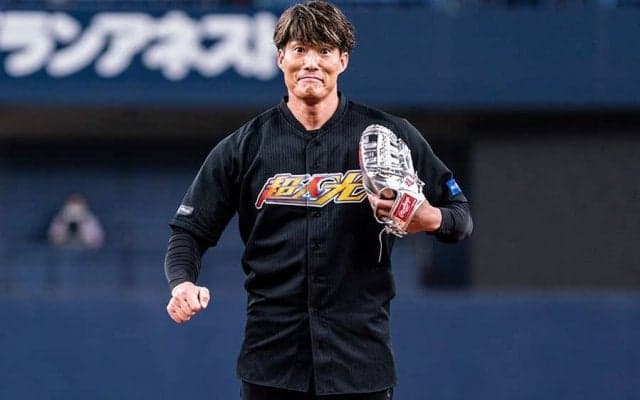 元投手の超人が爆笑始球式「大胸筋がデカすぎて…」　背中の\"謎コード”にファン困惑